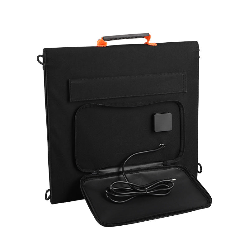 Panneau solaire pliable 100 W LÉOSTRAL déplié en extérieur pour recharger une station électrique