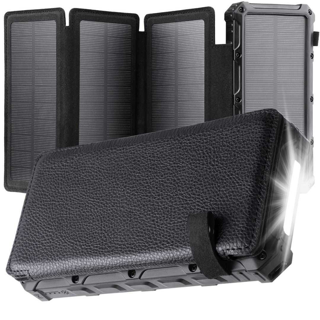 Batterie externe solaire 20 000 mAh LÉOSTRAL repliée dans son étui style cuir, avec lampe torche LED intégrée et panneaux solaires ouverts en arrière-plan