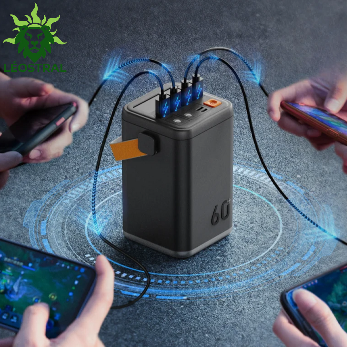 Démonstration de charge simultanée pour 4 smartphones à partir d'une seule batterie externe LÉOSTRAL 60000mAh PD100W, avec câbles illuminés et effet technologique bleu au sol
